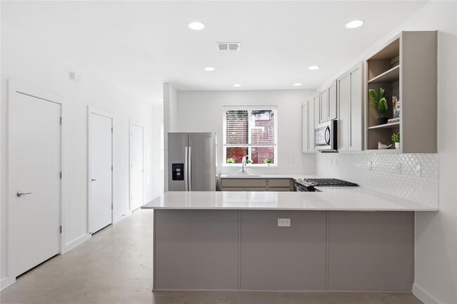 Building Photo - 814 N Bluff Dr
