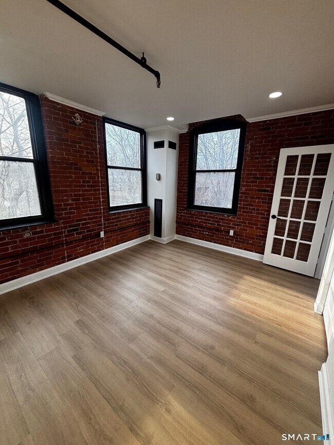 Building Photo - 222 Williams St E