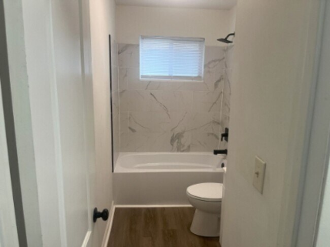 Building Photo - 3 Bed 1 Bath Available Now!