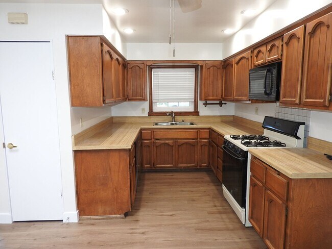 Building Photo - Large 3bd