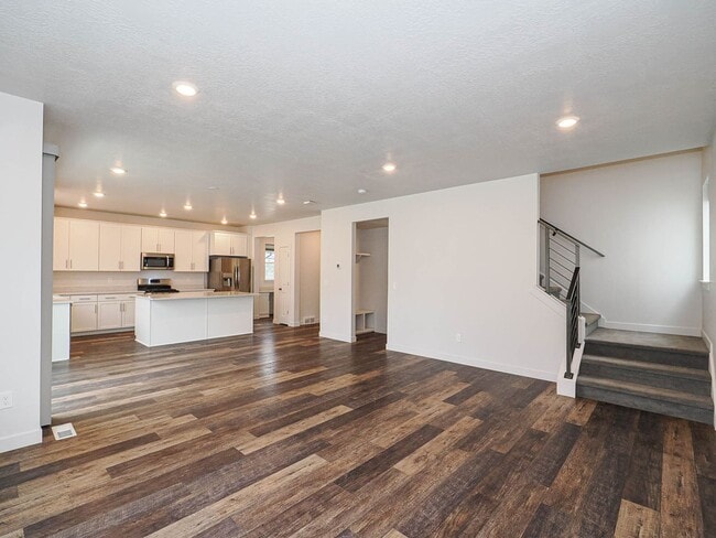 Building Photo - 3 bedroom, 2.5 Bathroom Saratoga Springs Home