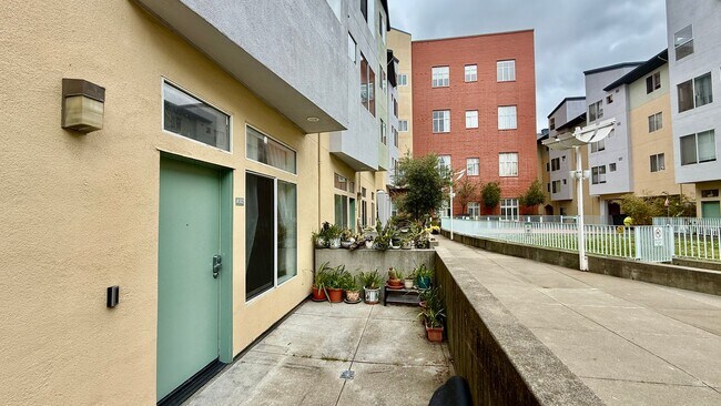 Building Photo - Urban Oasis on Valencia St – 2BR/1BA with ...