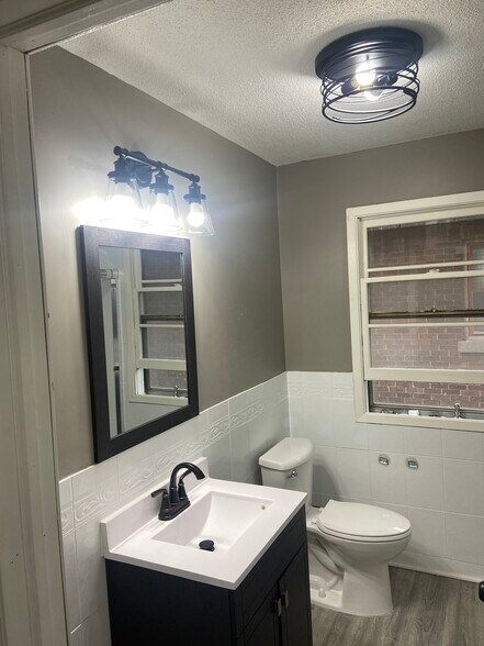 Building Photo - 332 Quincy St NE