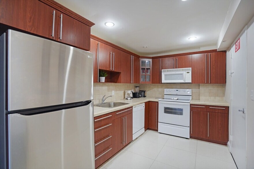 Building Photo - 3901 S Ocean Dr