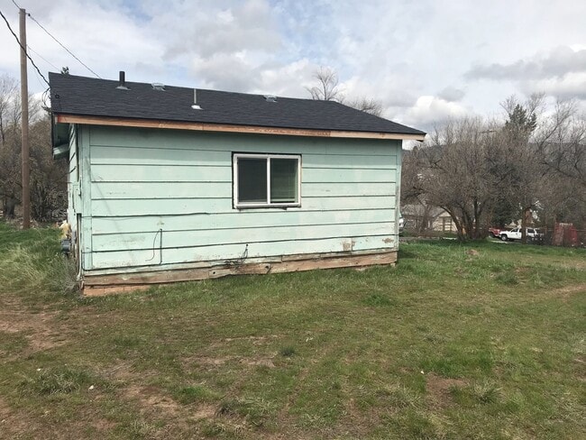 Building Photo - 220 Doty St