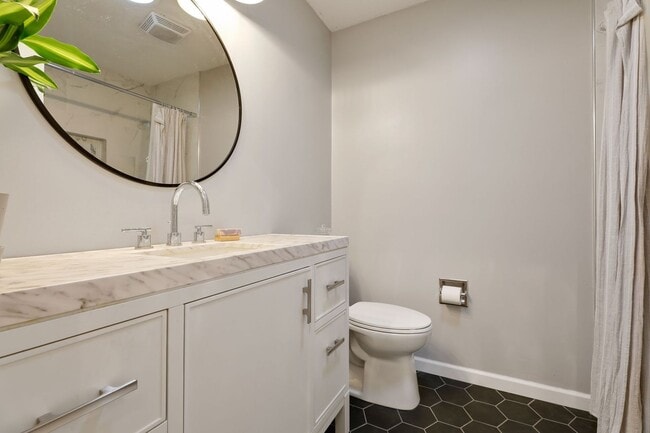 Building Photo - Spacious 2 Bed 2 Bath Townhouse in Plymouth!