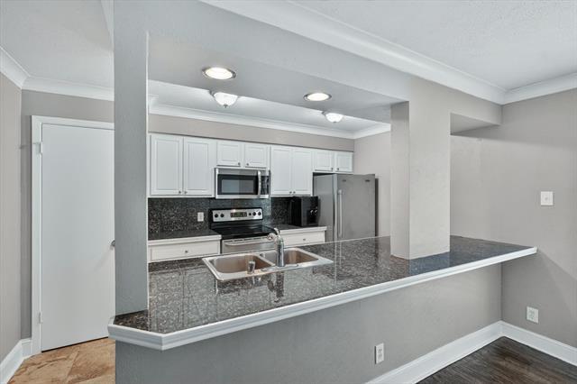 Building Photo - 5932 Sandhurst Ln