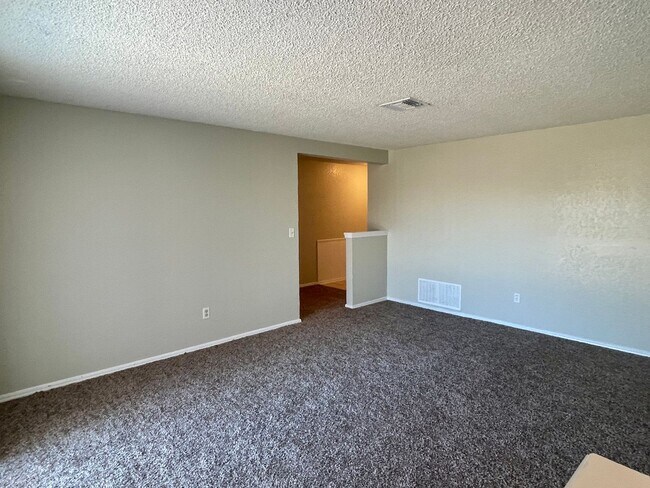 Building Photo - Updated 3 bed 1.5 bath