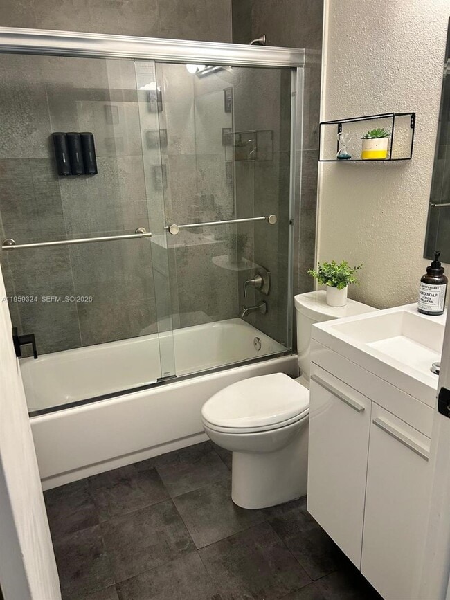 Building Photo - 3538 SW 17th St