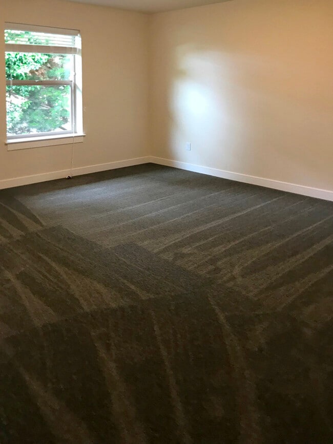 Building Photo - 1964 Main St