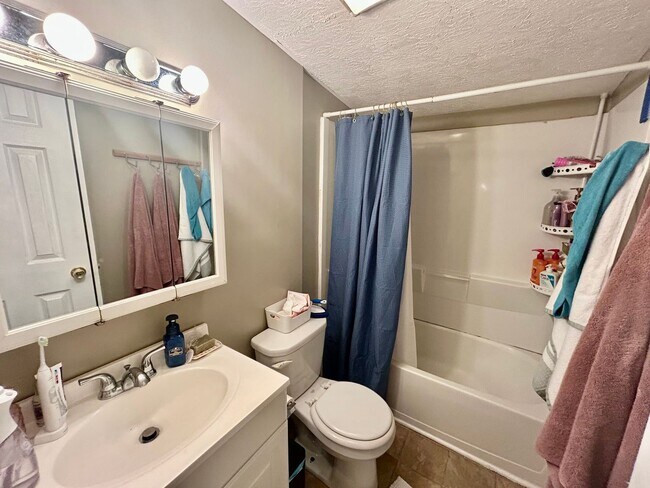 Building Photo - 647 Golfview Dr