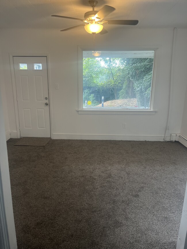 Building Photo - 206 Welles St