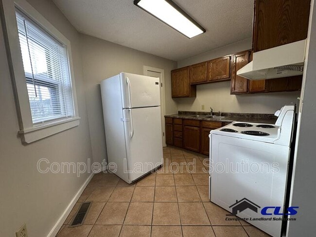 Building Photo - 1362 Chestnut St