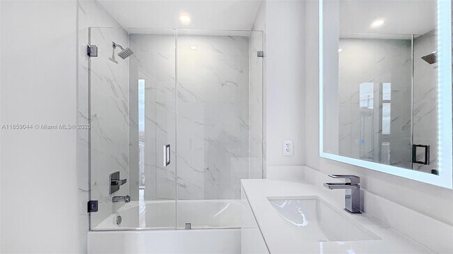 Building Photo - 700 NE 24th St