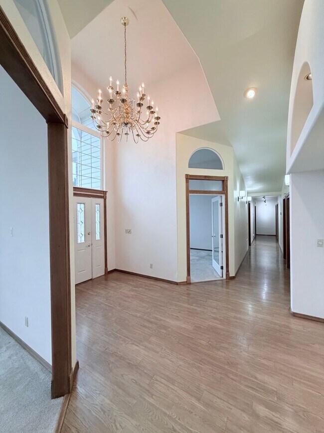 Building Photo - Beautiful Craftsman Style Rambler Must See!!