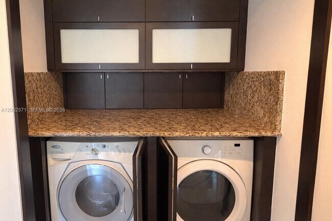 Building Photo - 848 Brickell Key Dr