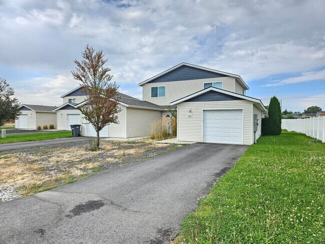 Building Photo - 5207-5207 E Upriver Dr