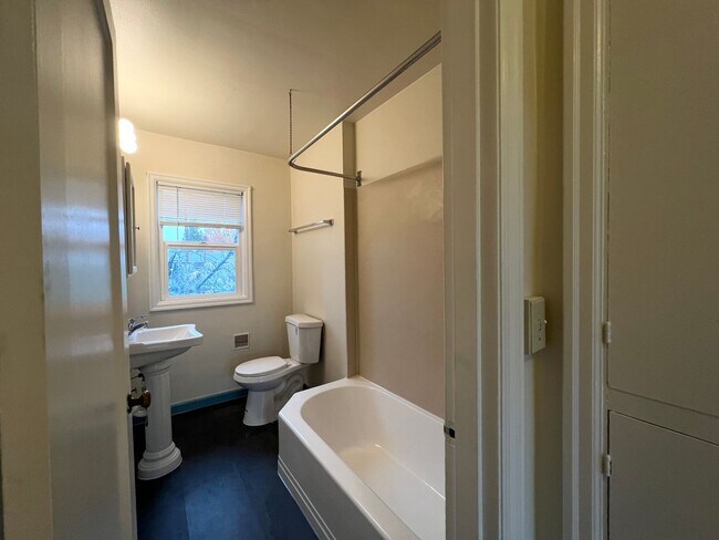 Building Photo - Pristine Top Floor 1 Bed, 1 Bath Gem!