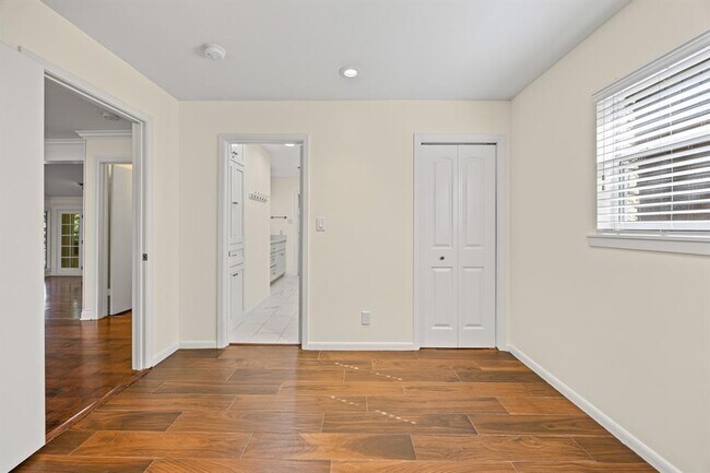 Building Photo - 7103 Mesa Dr