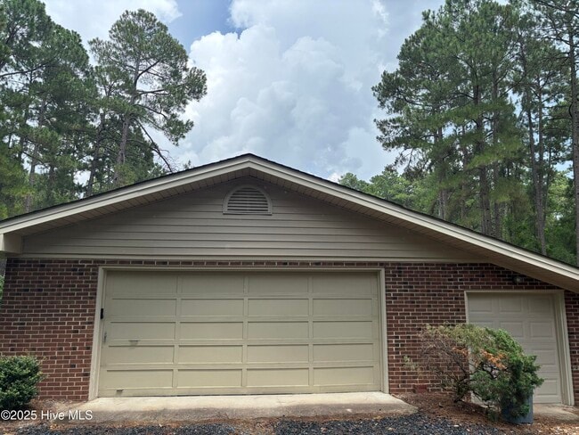 Building Photo - 21 Bobolink Rd