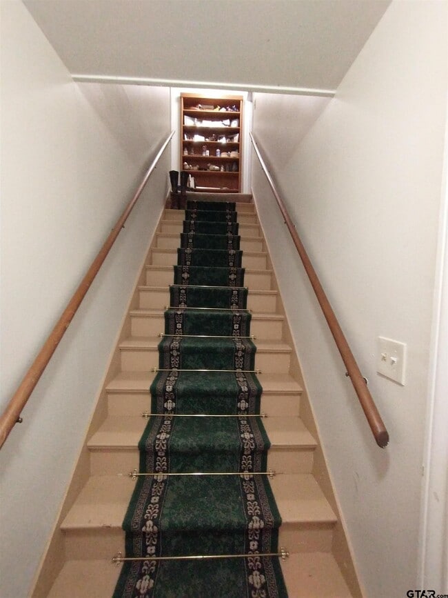 Building Photo - 608 W 3rd St