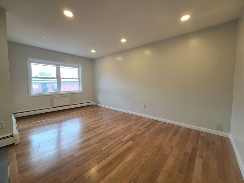 Building Photo - 479 Roseville Ave