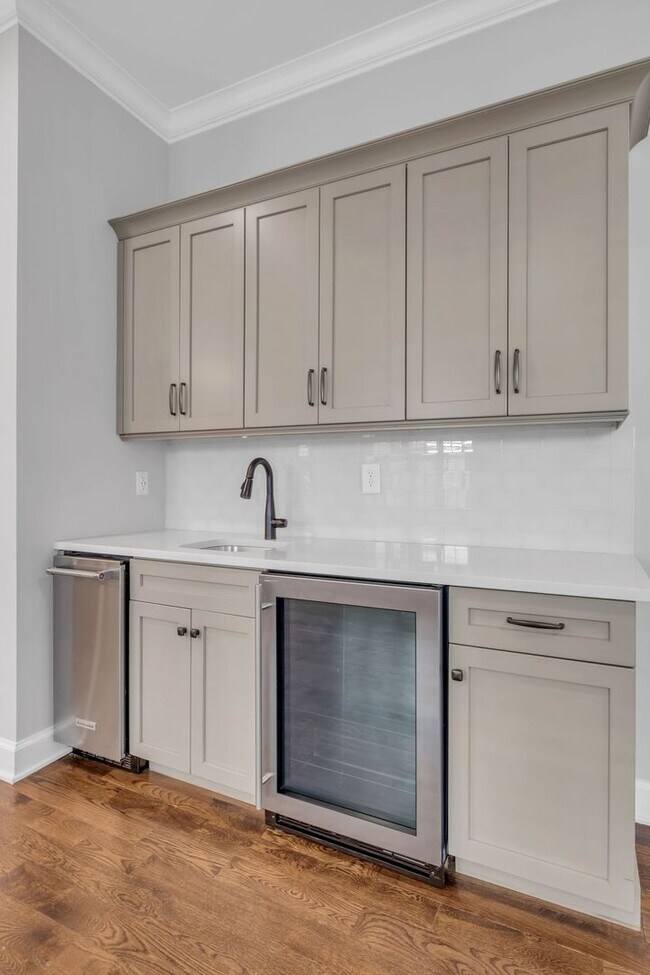 Building Photo - Stunning 5BE/4.5BA in the heart of Green H...