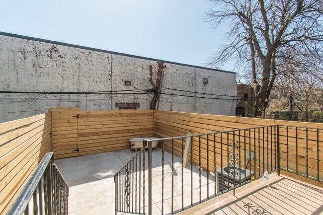 Building Photo - New! Renovated & Modern Apartment