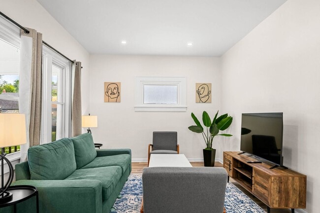 Building Photo - 1215 N Warman Ave