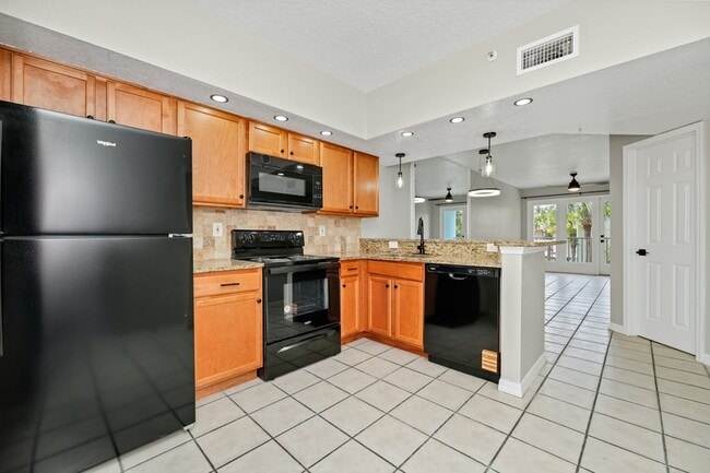 Building Photo - 2954 Sadina St