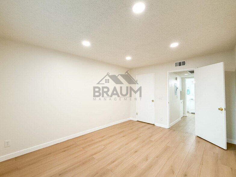 Building Photo - 13347 Victory Blvd