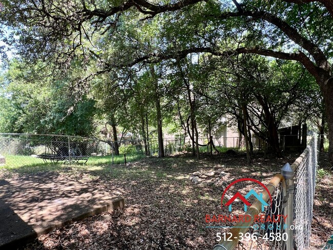 Building Photo - Available now! 3 Bed 2.5 Bath Duplex