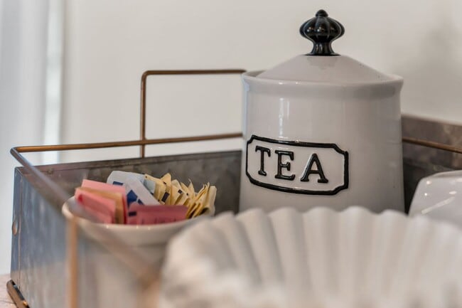 Building Photo - Luxury 4/BR, 2.5 bath townhouse