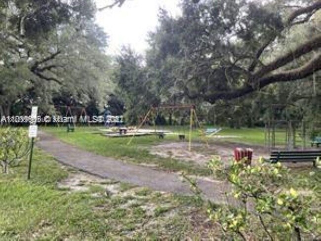 Building Photo - 9441 Live Oak Pl