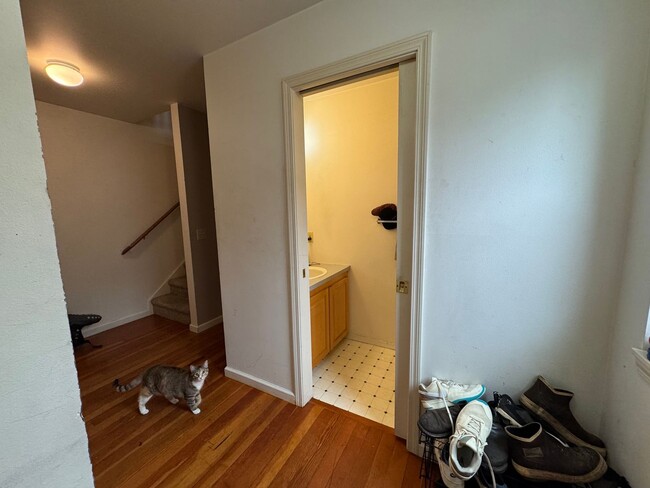 Building Photo - 3 Bed 1.5 Bath Townhouse w/ Garage Close t...