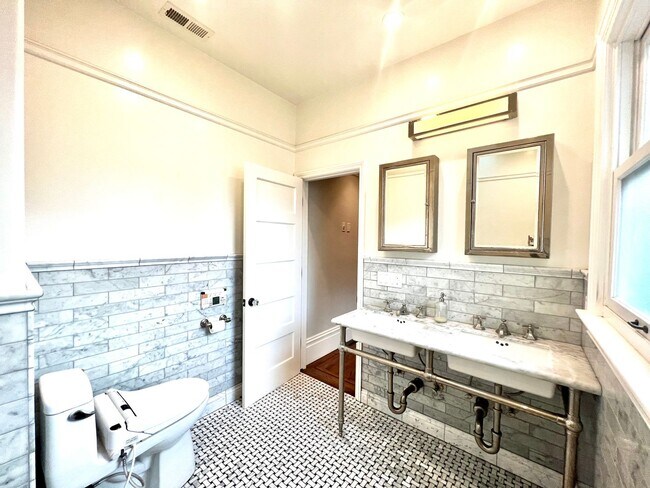 Building Photo - Welcome to North Beach! Premier 1 bed/ 2 B...