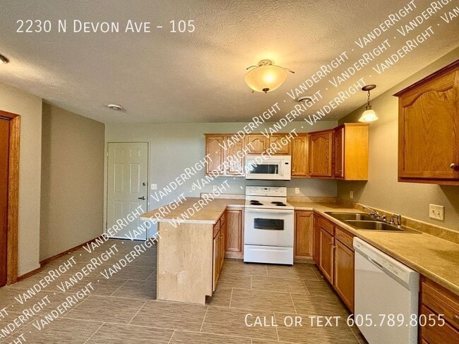 Building Photo - 2230 Devon Ave