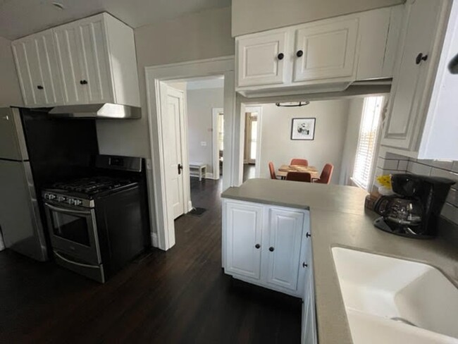 Building Photo - Adorable Brick Home in Italian Village!