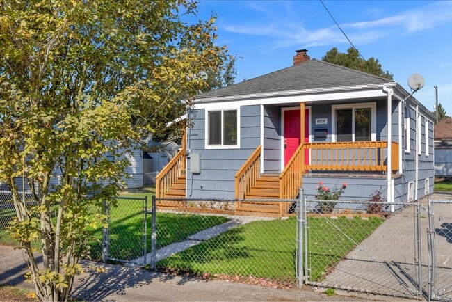Building Photo - Two Bed 2 Bath Single Family Home Close to...