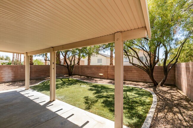 Building Photo - Spacious 4 Bedroom 2.5 Bathroom Home with Covered Patio & Large Backyard