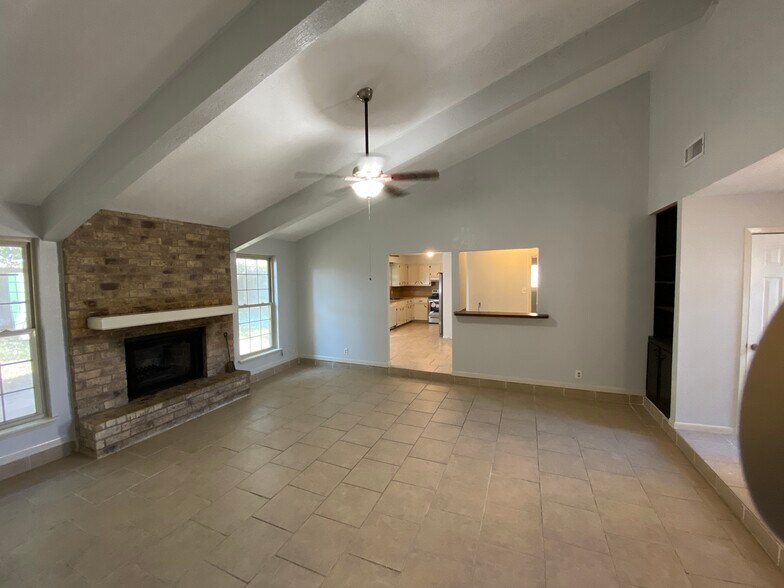 Building Photo - 1803 Falcon Dr