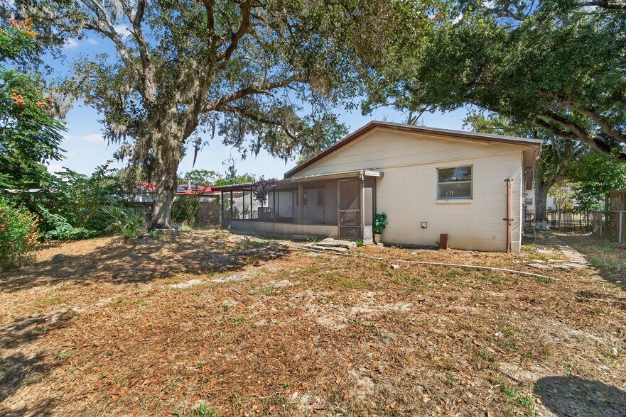 Building Photo - 1712 Village Ct