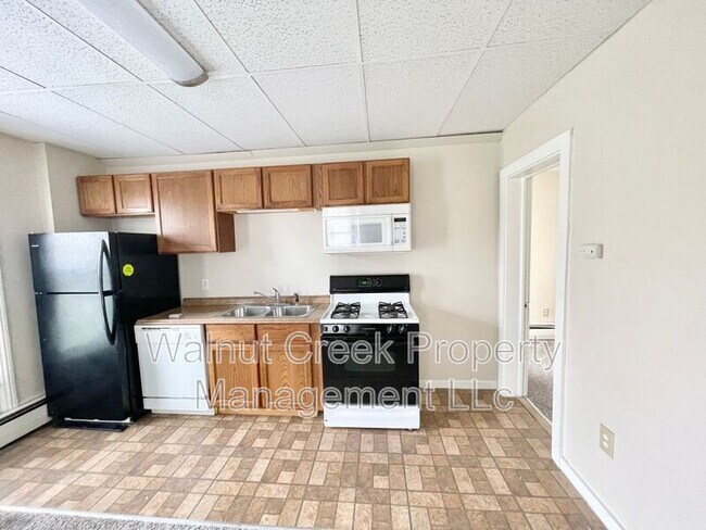 Building Photo - 870 S Main St