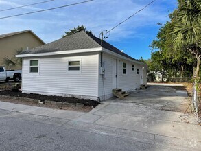 Building Photo - 1/1 duplex near downtown Bradenton