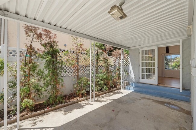 Building Photo - 4 Bed • 3 Bath • 2,135 Sq Ft (Main House) ...