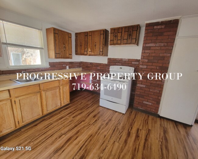 Building Photo - 1515 E Orman Ave