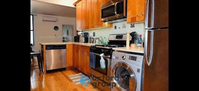 Building Photo - 2 bedroom in Brooklyn NY 11220