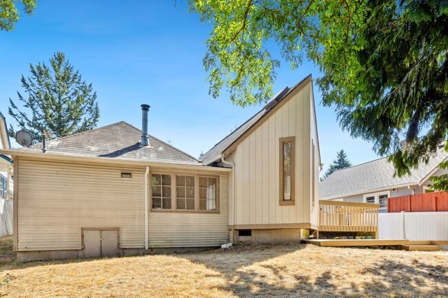 Building Photo - Northgate/Roosevelt Three Bedroom Rambler