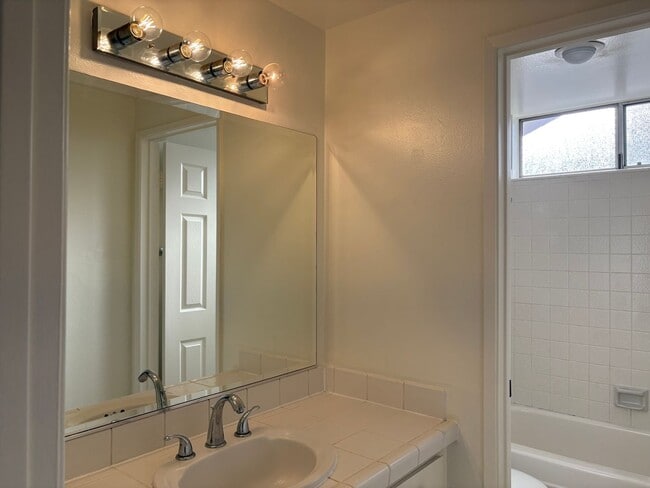 Building Photo - Spacious 5 bedroom 2 1/2 bathroom Westpark...
