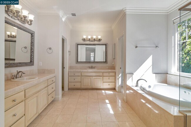 Building Photo - 1423 Homestead Ave